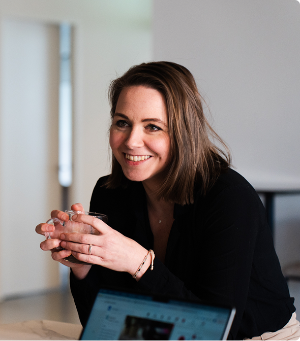 Vriendelijke marketeer van Buro210 tijdens een gesprek met een klant over online marketingstrategieën.