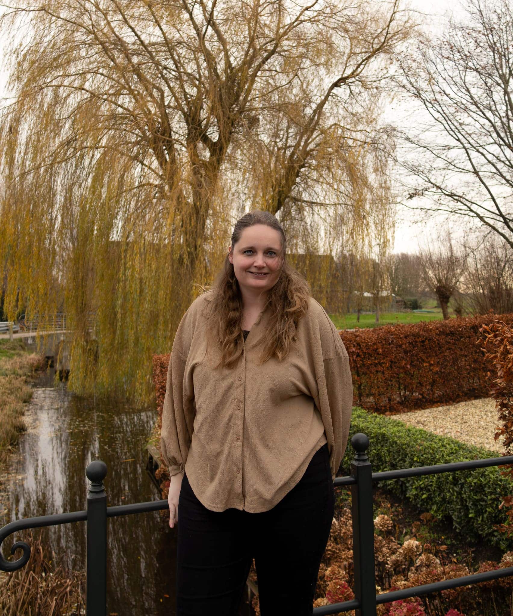 BURO210 Fullservice Marketingbureau Foto van een van onze specialisten, staand bij een pittoresk waterlandschap. Ontmoet een van onze gewaardeerde teamleden in een natuurlijke omgeving.