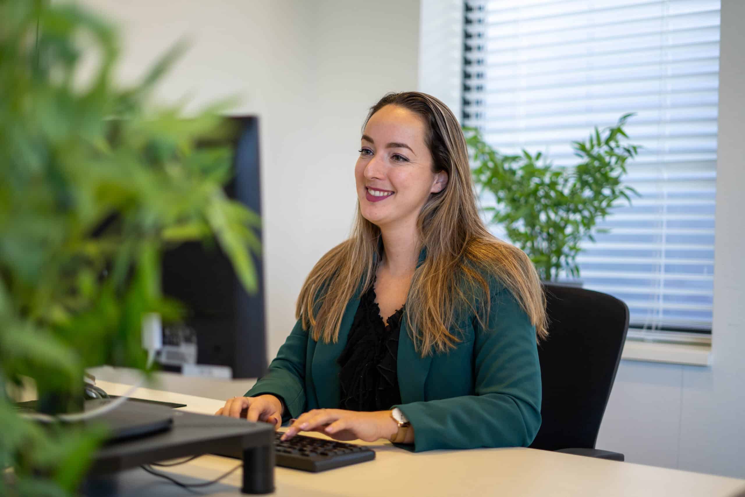 Collega (Online Marketeer) aan het werken achter een computer