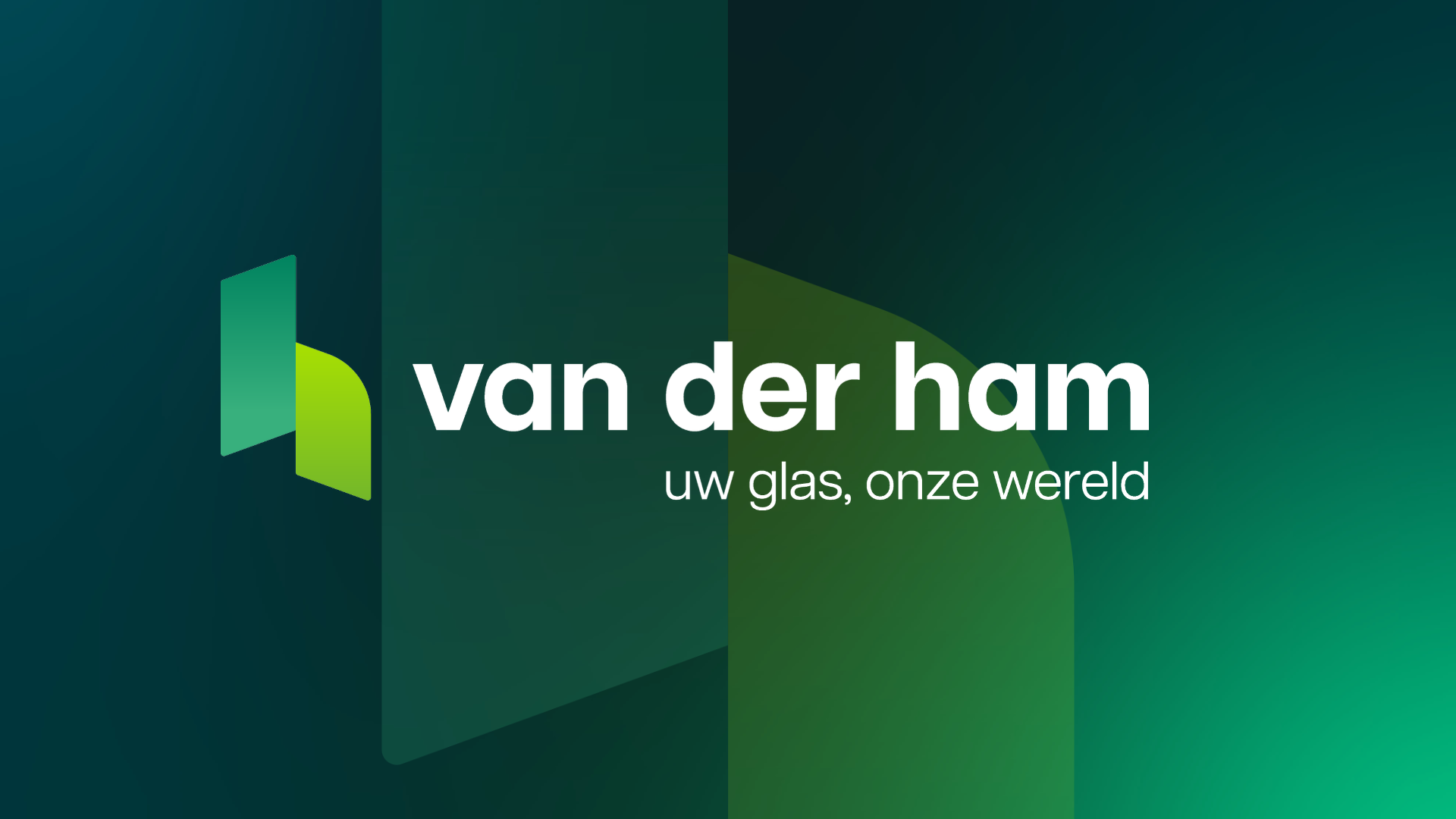 BURO210 Fullservice Marketingbureau Logo van Van Der Ham Glas, een toonaangevend bedrijf in glasoplossingen. Het logo toont de bedrijfsnaam en de slogan 'uw glas, onze wereld' op een groene achtergrond.