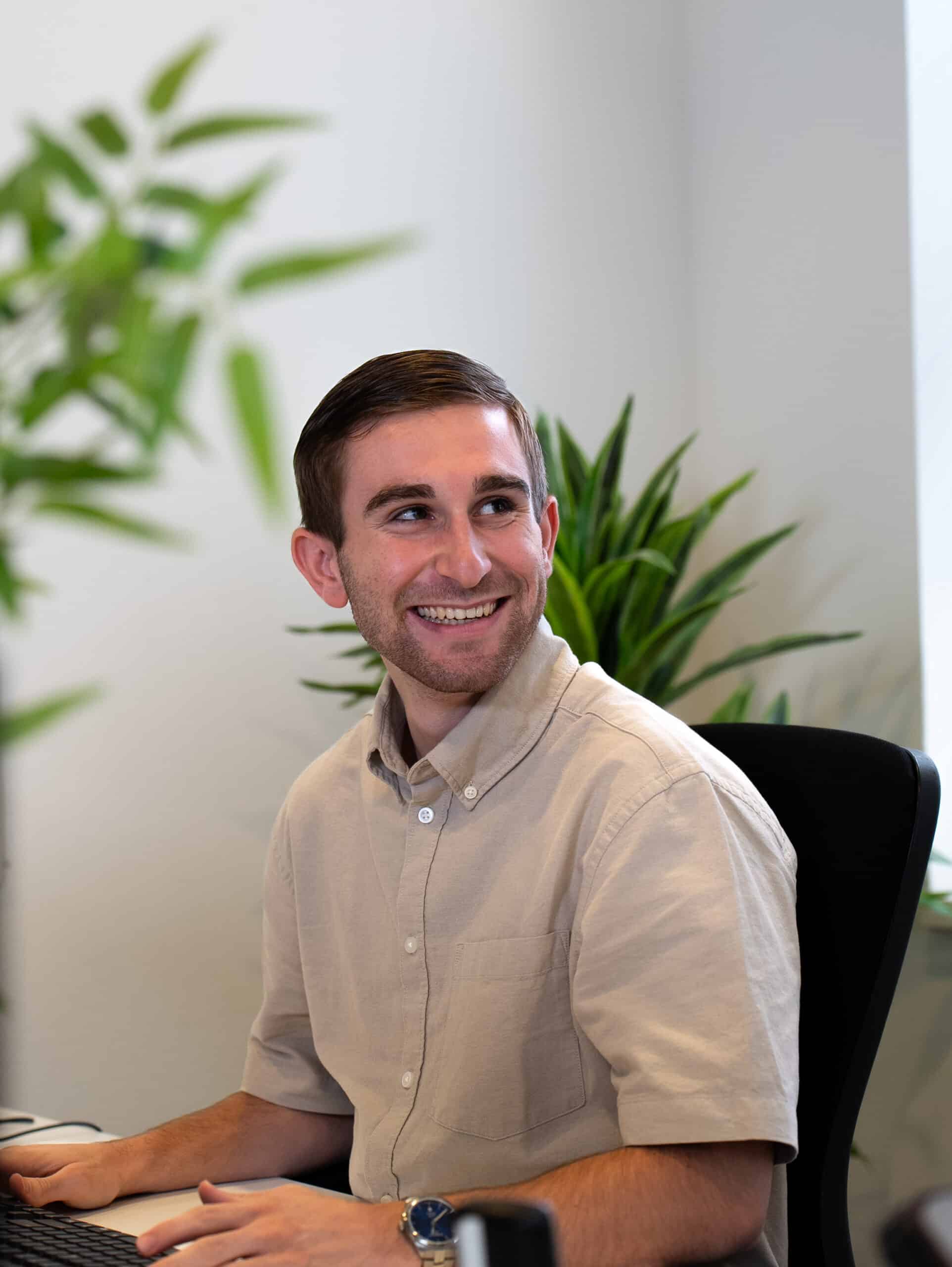 Online Marketing collega die lacht in de camera