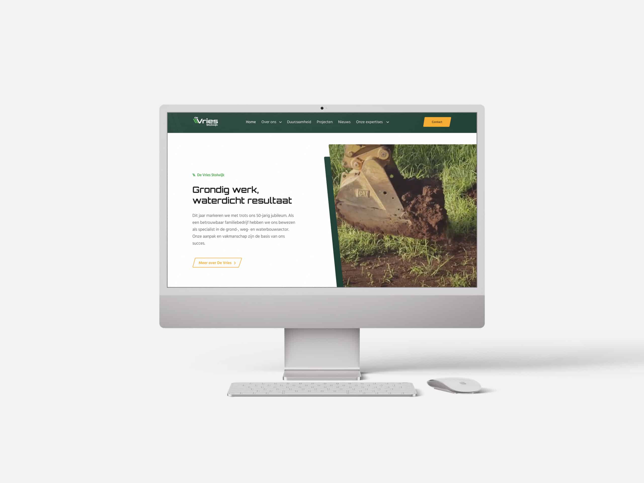 BURO210 Fullservice Marketingbureau Website van De Vries Stolwijk op een computerscherm, met een afbeelding van graafwerkzaamheden. Betrouwbaar en specialist in grond-, weg- en waterbouw.