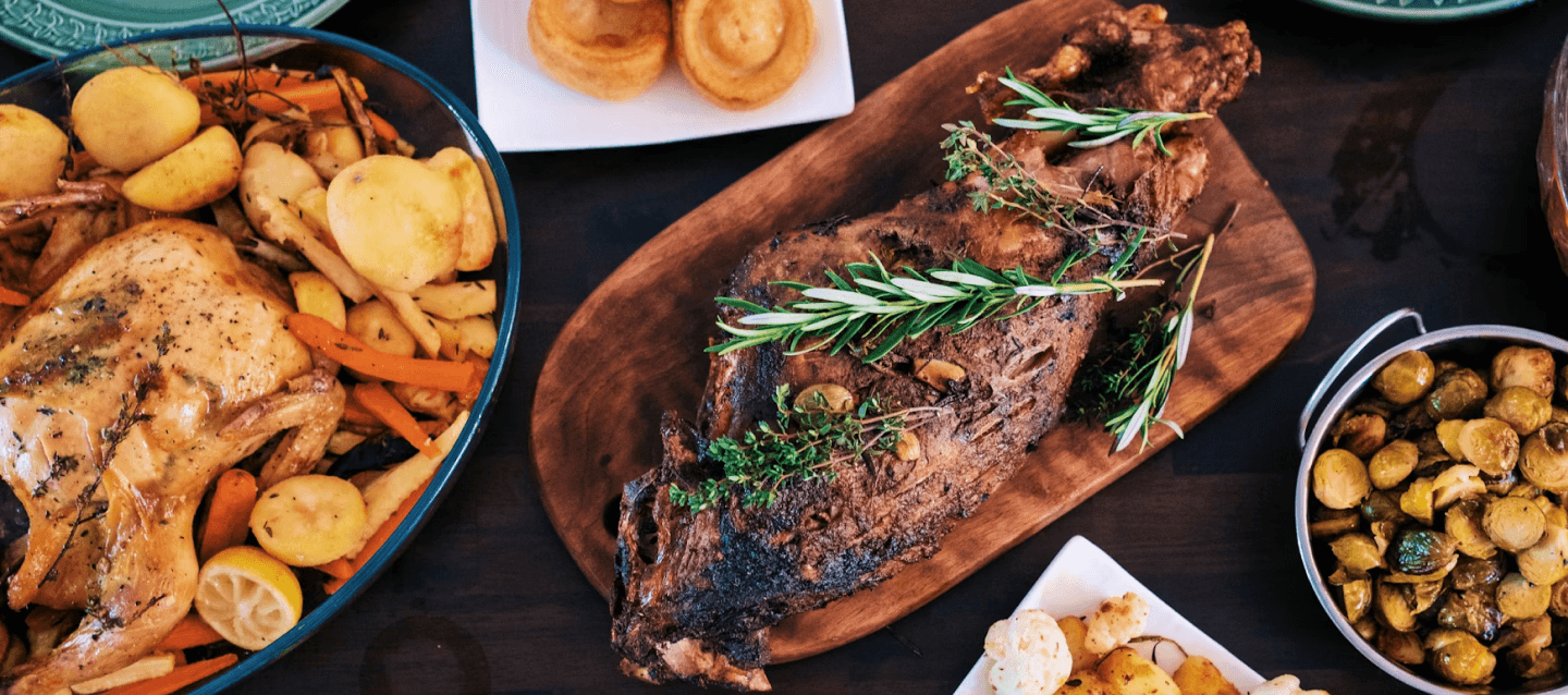 Geroosterd stuk vlees met kruiden als hero-afbeelding voor de case Ideaal Catering over online marketinggroei.