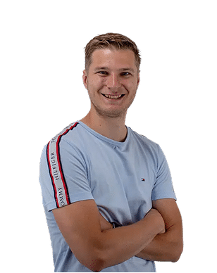 BURO210 Fullservice Marketingbureau Jonge man lacht op een CTA banner (Paars). Zijn armen zijn gekruist en hij draagt een lichtblauw shirt. Perfecte foto voor reclamecampagnes en marketingmateriaal.