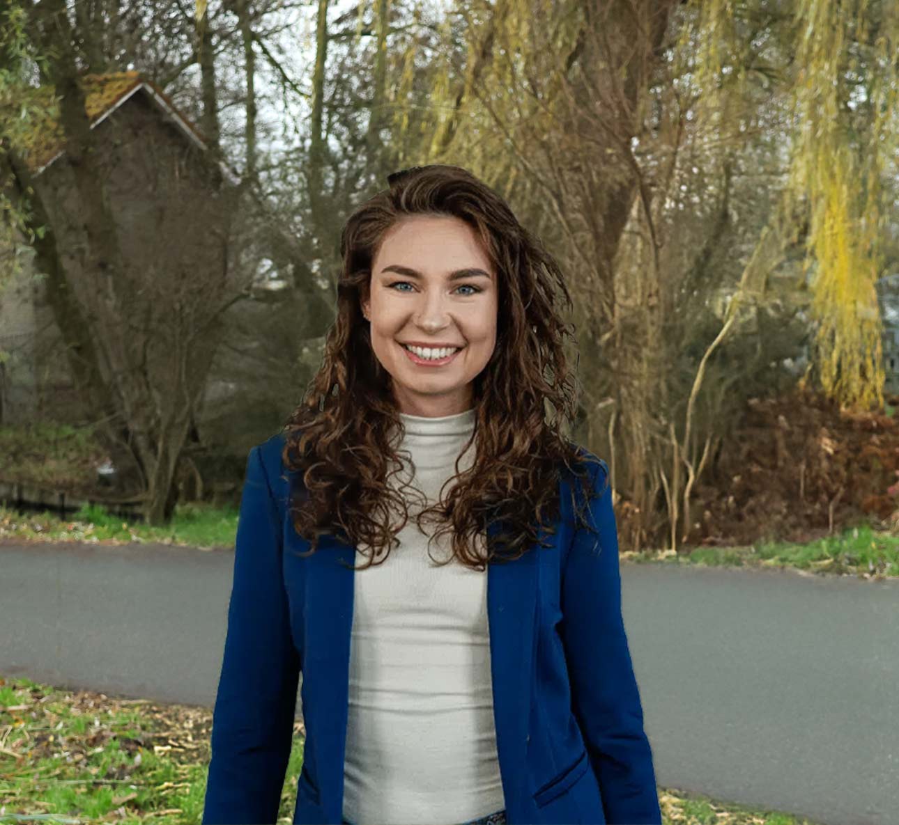 BURO210 Fullservice Marketingbureau Portret van een glimlachende vrouwelijke professional in blauw jasje. Bekijk nu onze specialisten voor deskundig advies en betrouwbare oplossingen.